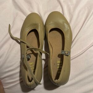 Used tan tap shoes